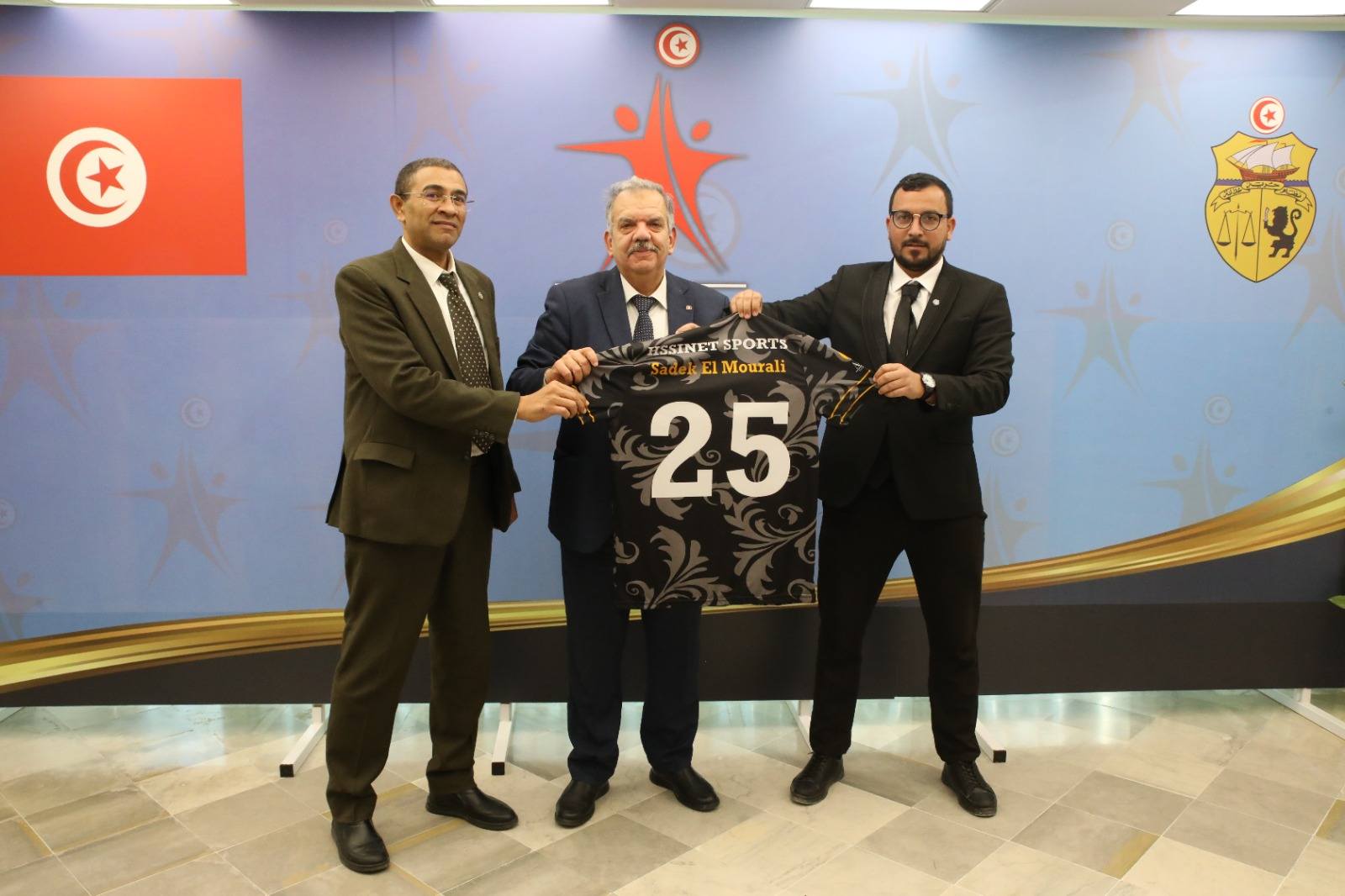 إحداث وتهيئة الملعب البلدي بالحسينات و مشروع الملعب البلدي بالبرادعة محور جلسة بالوزارة