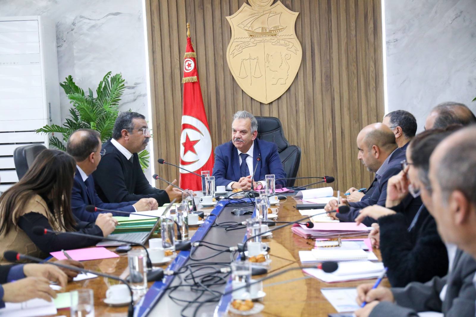 جلسة عمل بالعاصمة لمتابعة قطاعي الشباب والرياضة بولاية قفصة والاطلاع على تقدم إنجاز المشاريع التنموية الشبابية والرياضية المبرمجة بها