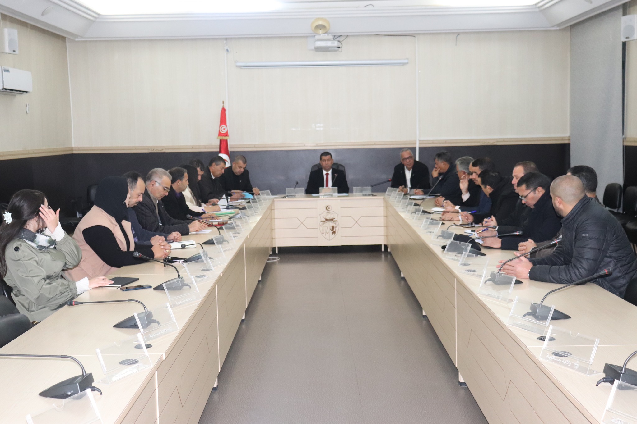 جلسة عمل لمتابعة سبل تطوير المبادلات التجارية الحدودية بين ولاية جندوبة وولاية الطارف الجزائرية .