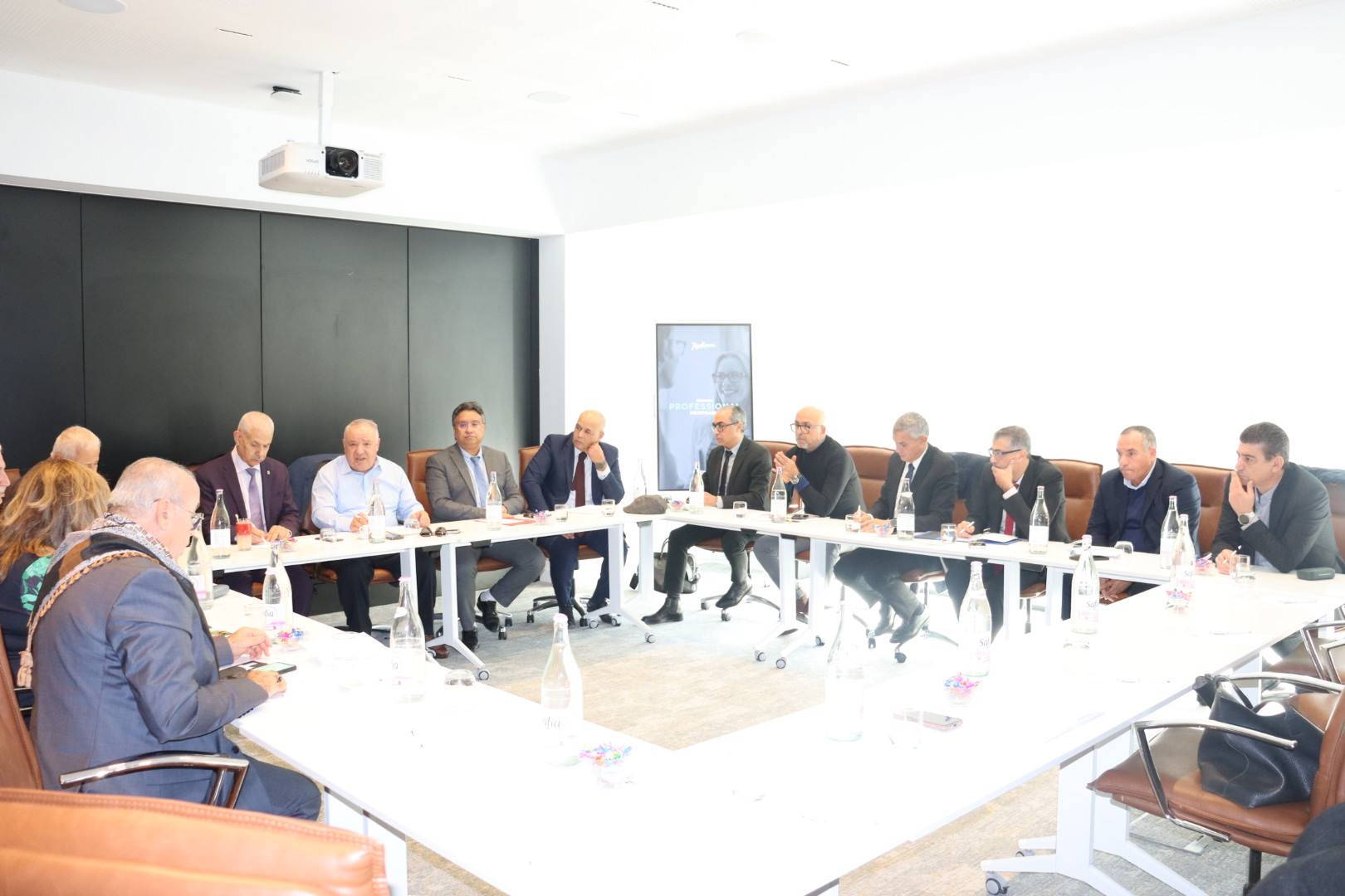 تباحث الآليات والسبل الكفيلة لتعزيز والارتقاء بأداء غرف التجارة والصناعة محور جلسة عمل تحت اشراف وزير التجارة