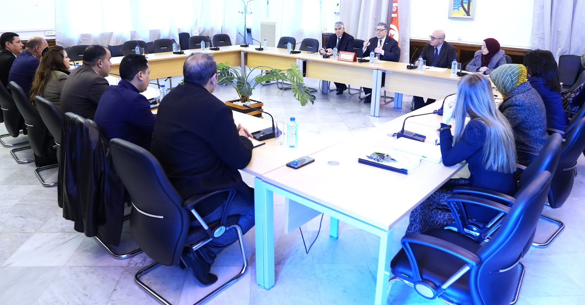 رئيس مجلس نواب الشعب يعقد جلسة عمل مع أعضاء لجنة التشريع العام