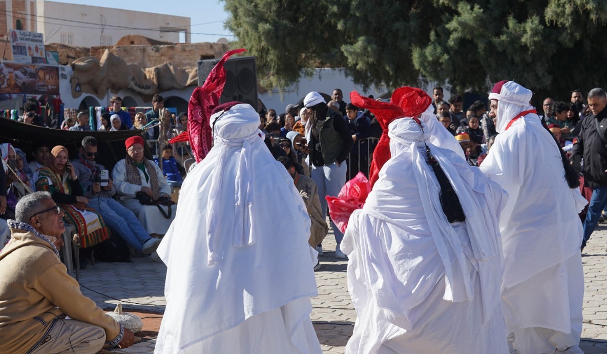 آلاف الزوار يواكبون العروض المميزة للمهرجان الدولي للصحراء بــدوز