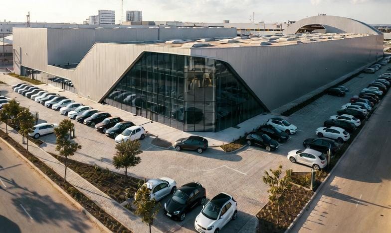 بين شوارع بيكين وأوروبا : تونس الجسر الذكي في حرب عمالقة صناعة السيارات