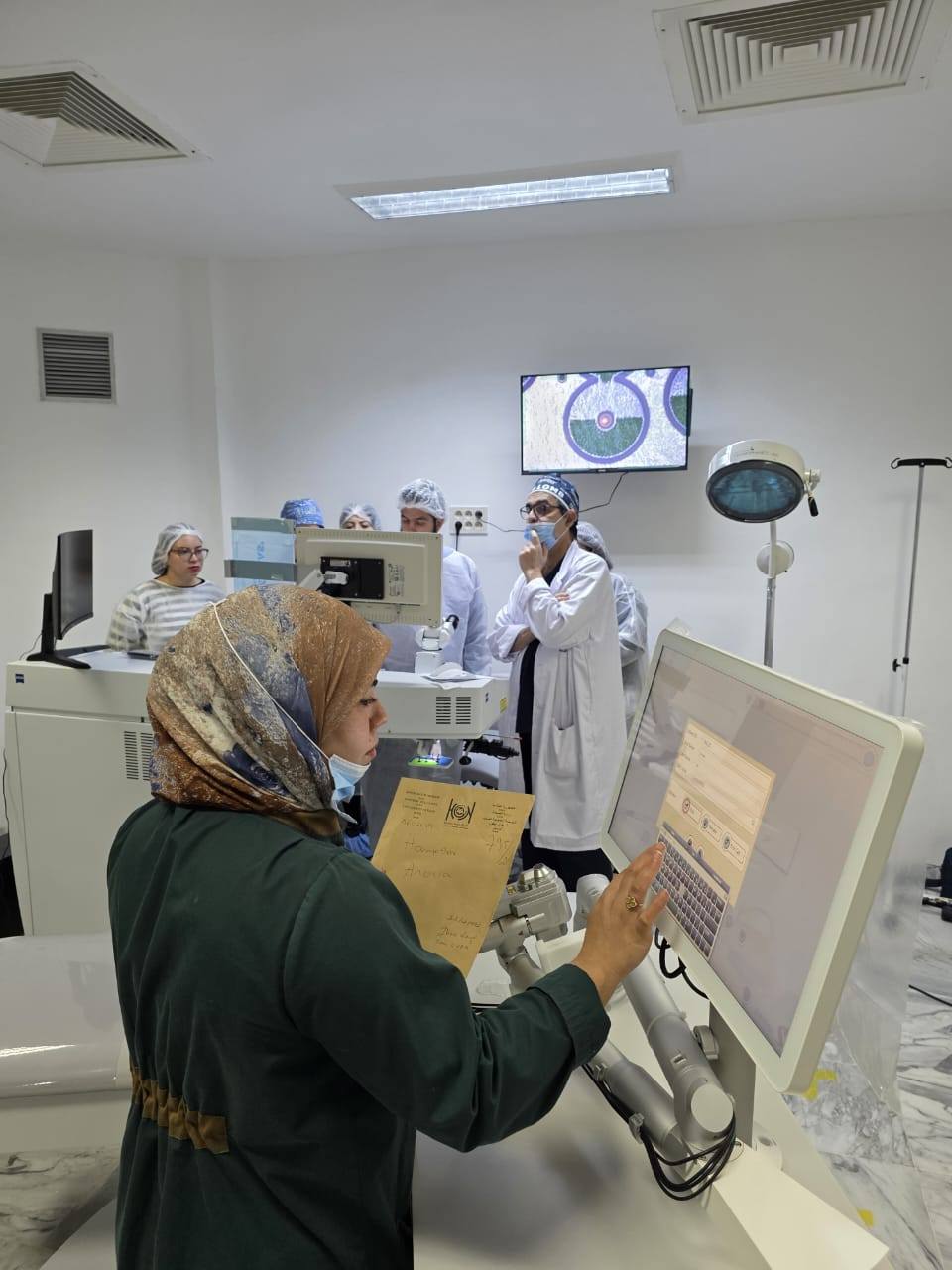 فريق طبي بشارل نيكول ينجح في اجراء أول عمليتين لتصحيح عيوب الابصار بتقنية حديثة تعتمد على الليزر