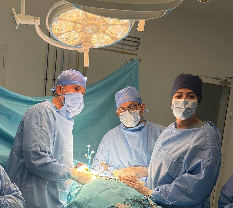 معهد القصّاب لتقويم الأعضاء ينجح في إدماج تقنيات جديدة لجراحة العمود الفقري