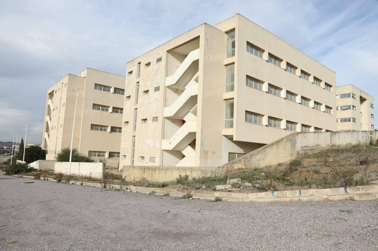 وزارة التجهيز  توصي بالتسريع في استئناف أشغال توسعة القطب التكنولوجي الغزالة بالنحلي