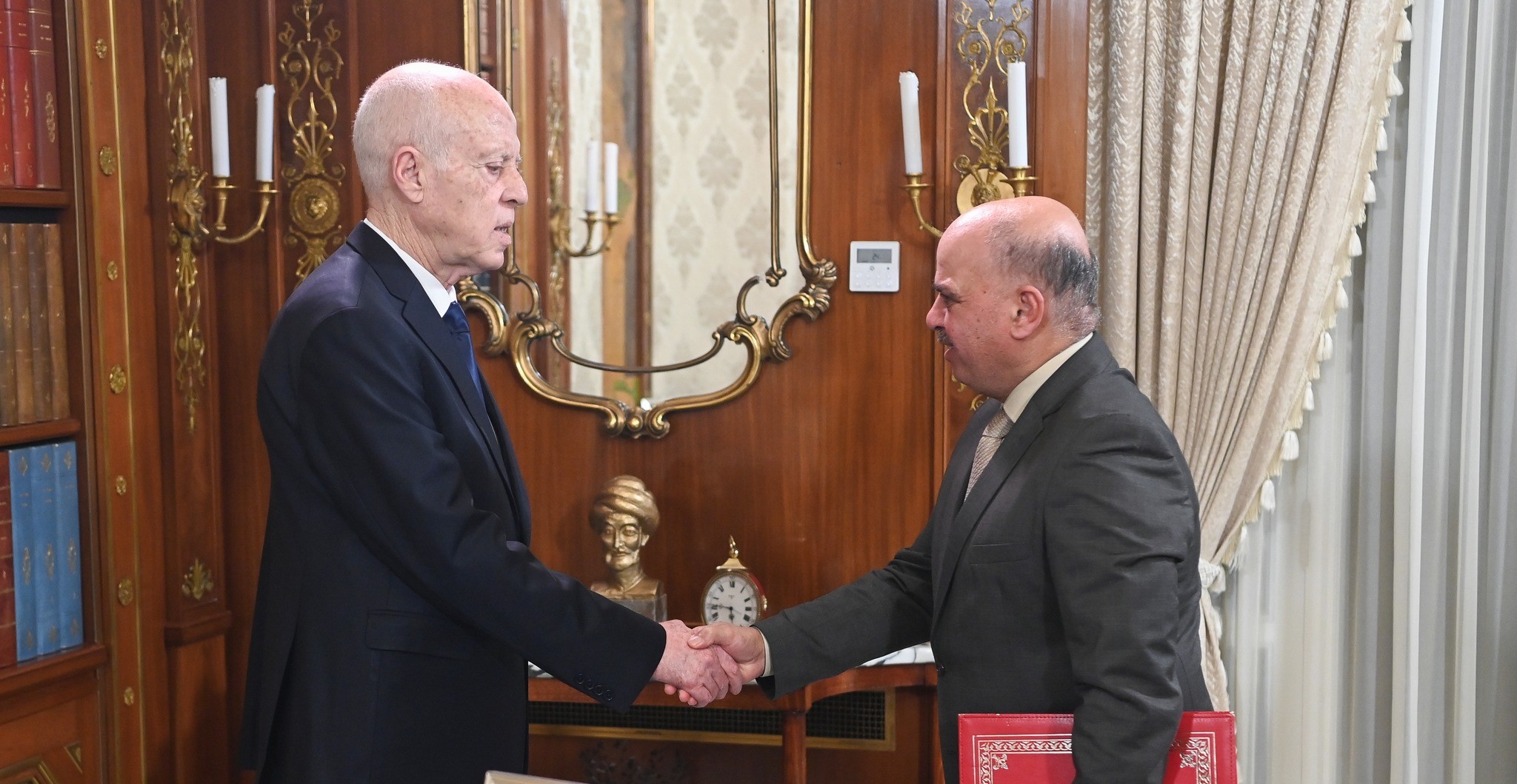 رئيس الجمهوريّة: ما يحصل في مجال النّقل الجوّي غير مقبول على الإطلاق، ولا مجال للتّفريط في مؤسّساتنا ومنشآتنا العموميّة