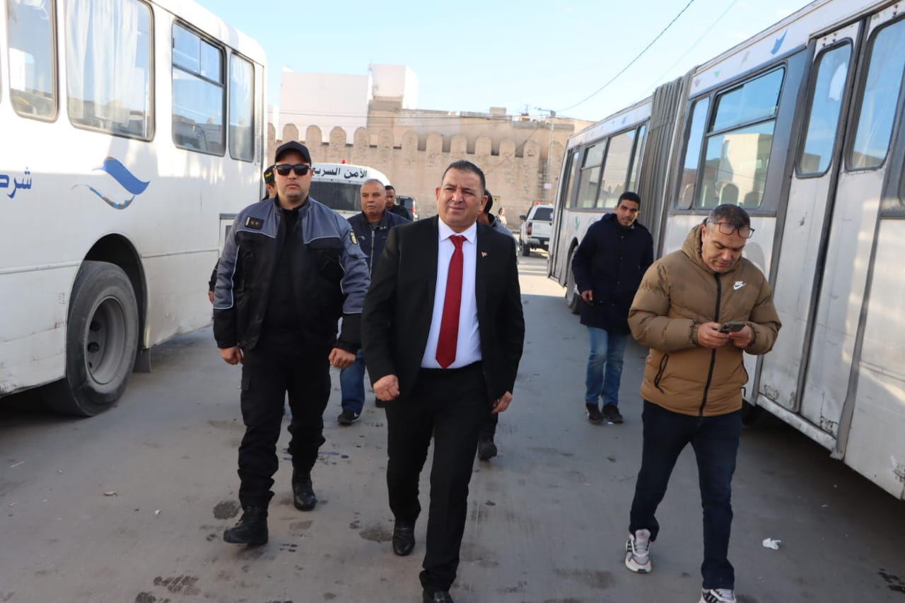 والي المنستير يتحول الى محطّة الحافلات بالمنستير ومحطّة “اللّواج” خارج حدود الولاية.