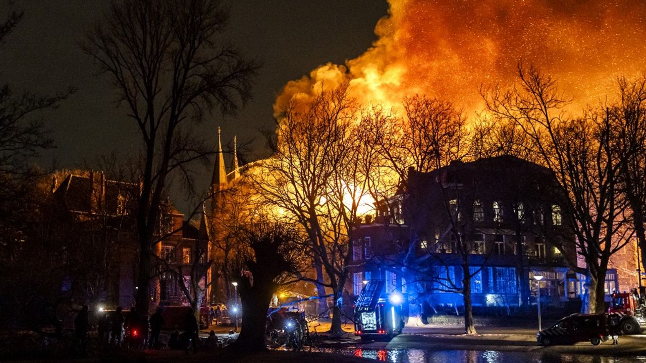حريق في برج كنيسة فوندل في امستردام  في اول ساعات السنة الجديدة