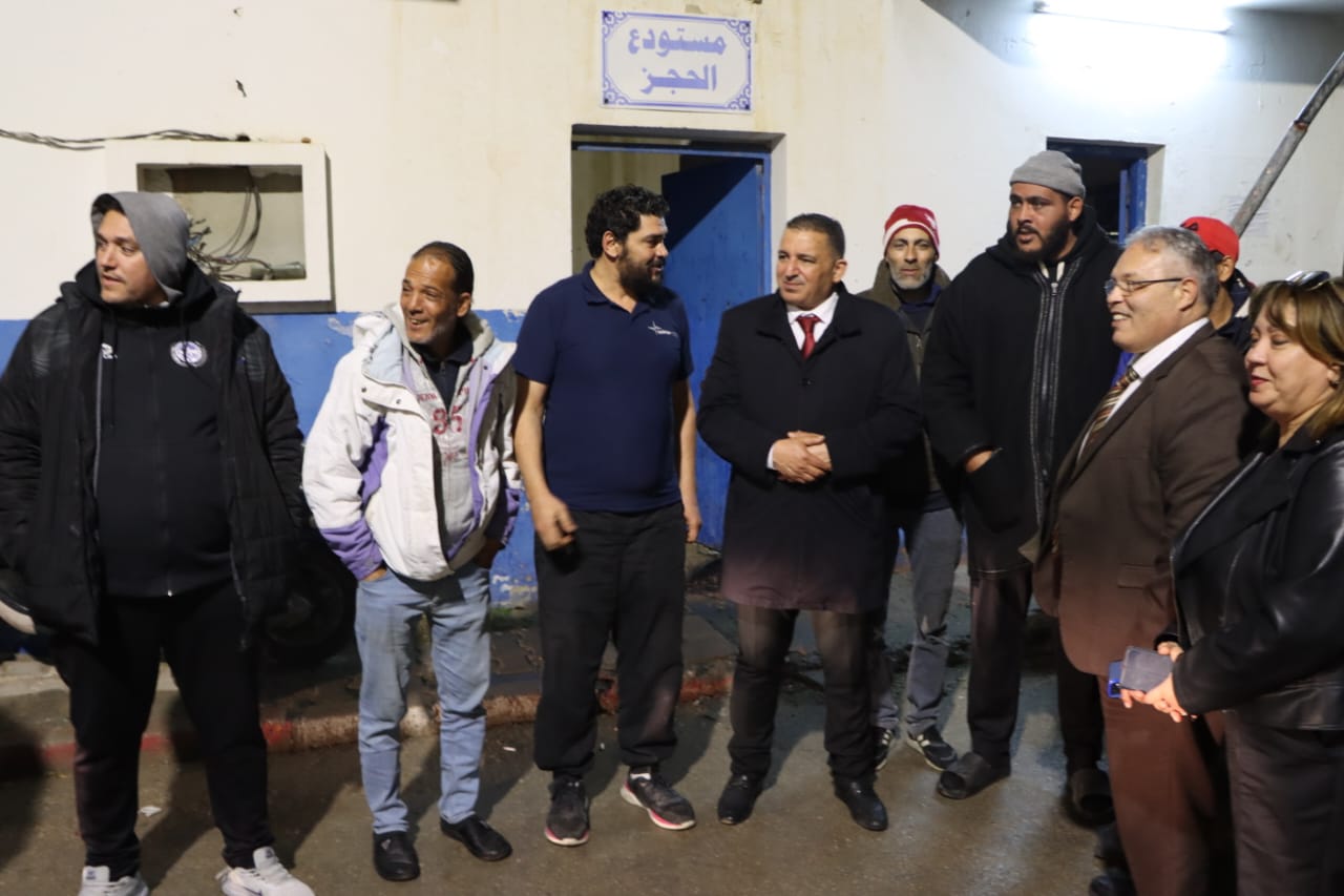 والي المنستير يقدّم التهاني بالسنة الجديدة الى ثُلّة من عملة وأعوان وإطارات بلدية المنستير المتواجدين في حصّة العمل الليلي  