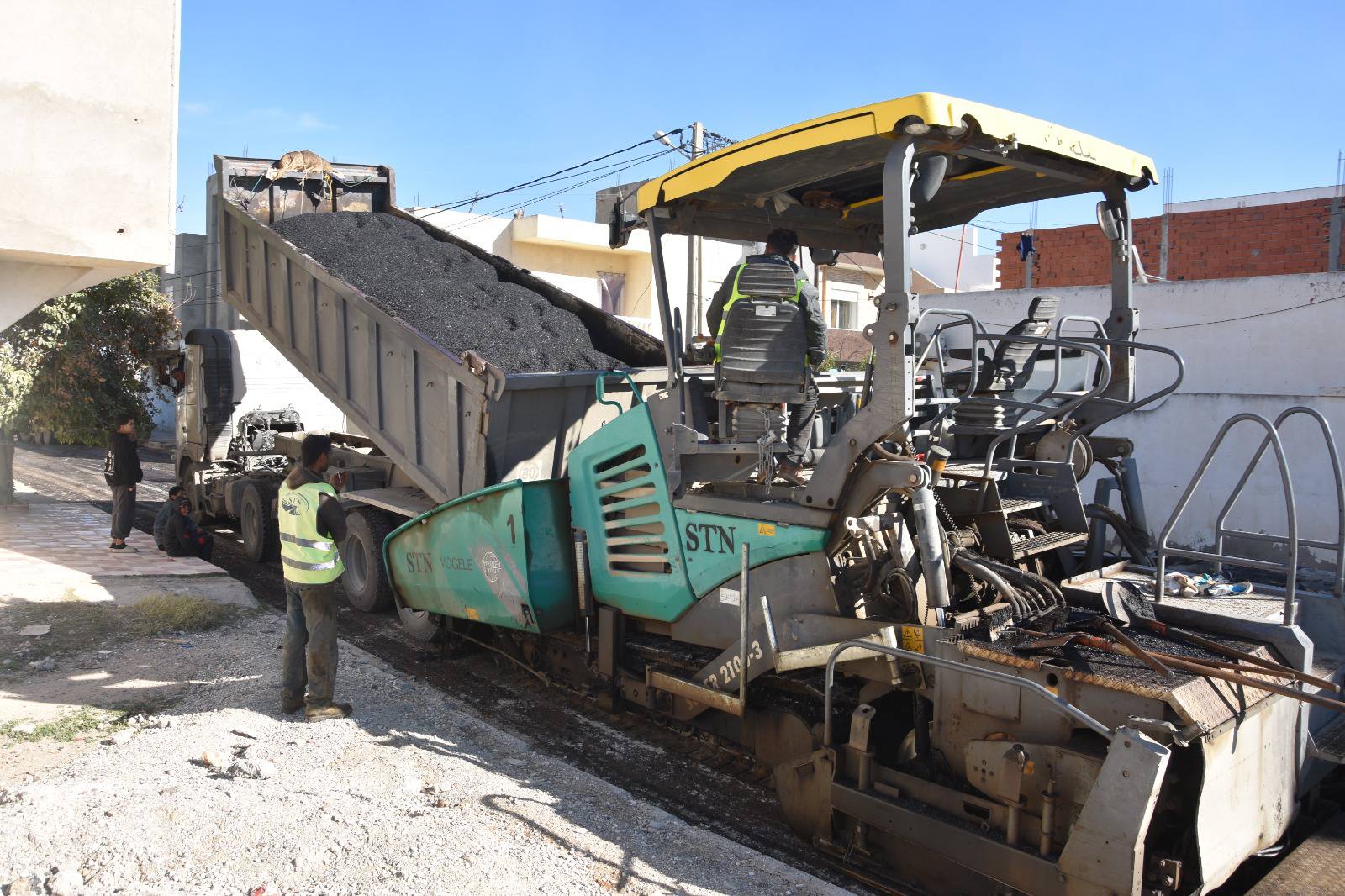 القلعة الصغرى: مشروعان جاريان لتعبيد و تهيئة الطرقات