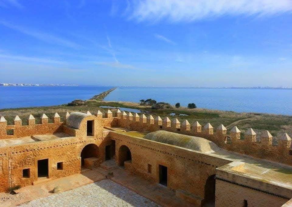 طقس مغيم جزئيا بأغلب الجهات.