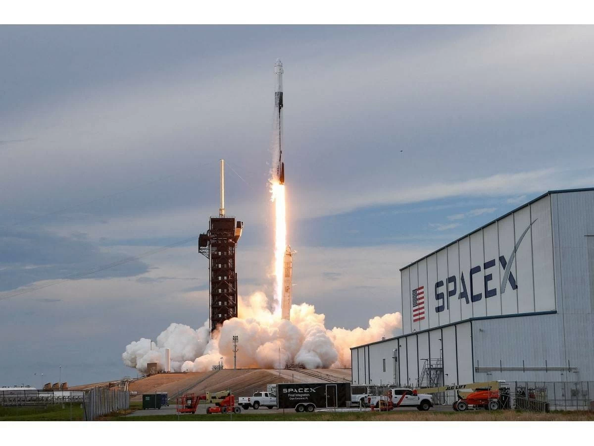 سبيس إكس تطلق قمرا صناعيا إيطاليا لرصد الأرض