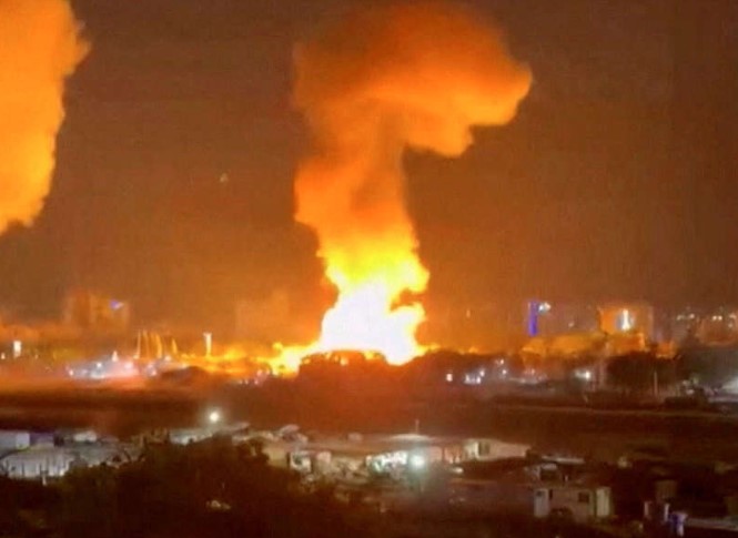 ضربات أمريكية ضد فنزويلا واعتقال مادورو وزوجته وترحيلهما خارج البلاد  