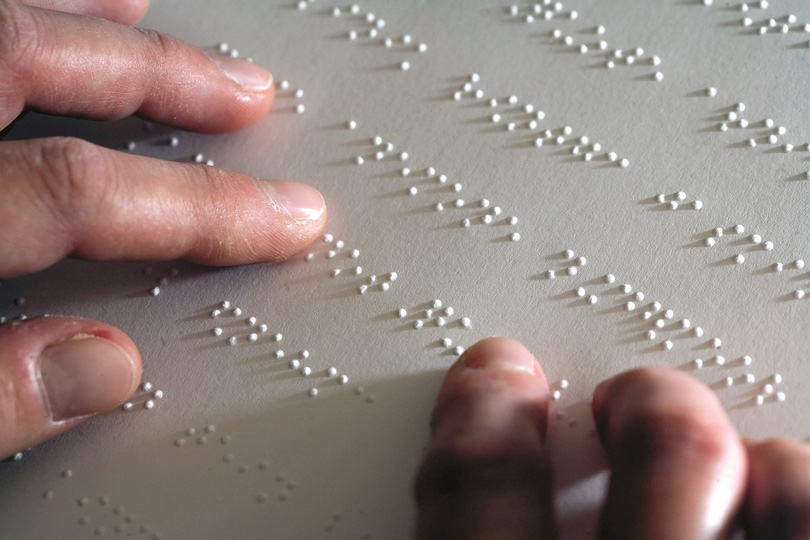 اعتماد لغة برايل في تونس مكنت من انشاء مدرسة  ابتدائية ومعاهد ثانوية وادمجت الكفيف في الحياة الدراسية 