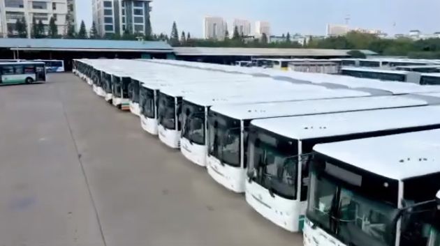 إنطلاق عملية شحن الدفعة الأولى من الحافلات الصينية الجديدة