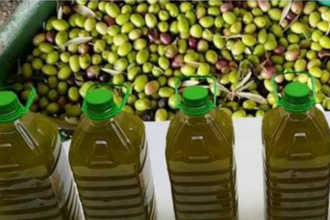 وزارتا الفلاحة والتجارة تعلنان مواصلة العمل بالسعر المرجعي المتحرك لزيت الزيتون البكر الممتاز ب10 دنانير و200 مليم للكغ الواحد