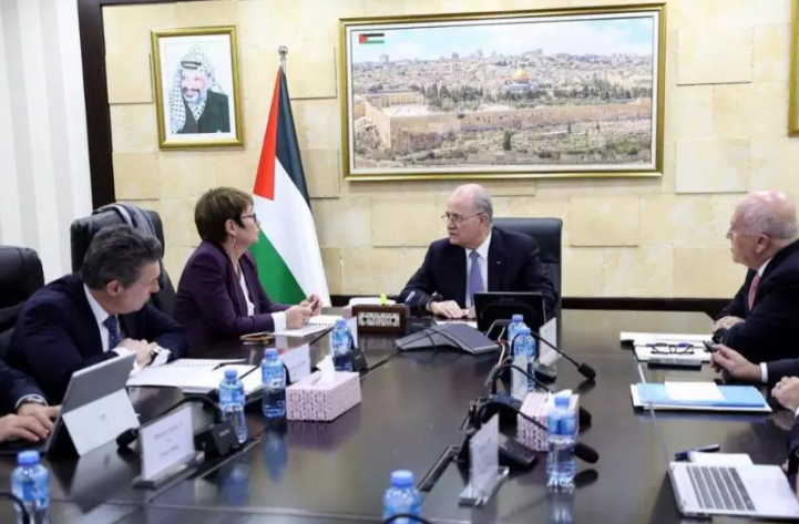 رئيس الوزراء الفلسطيني يبحث مع رئيسة البنك الأوروبي خطة إعادة إعمار قطاع غزة  