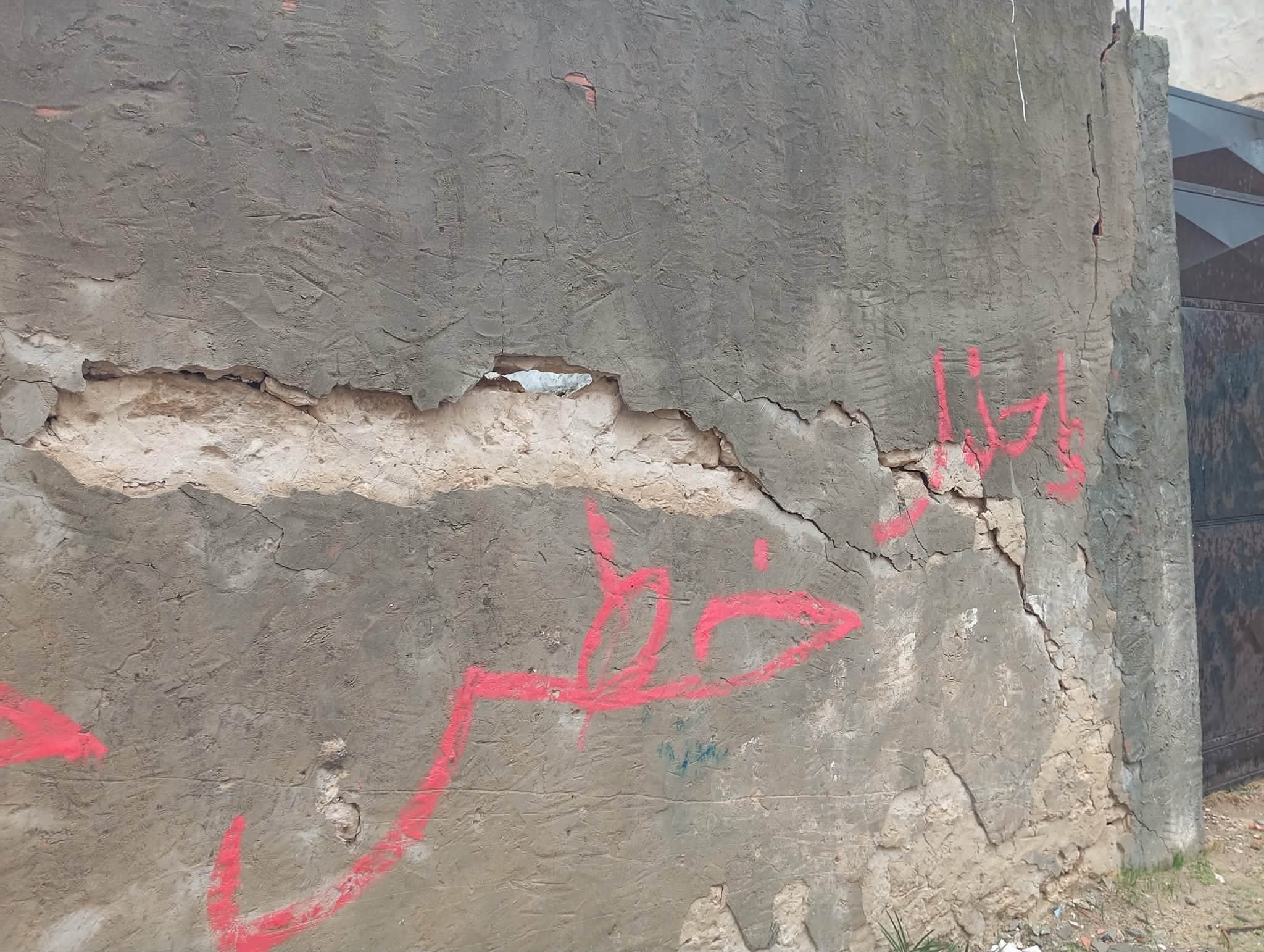 جمّال : تصدعات بسور لدى احد الخواص بنهج أمام الملعب البلدي ،السلط تتحرك