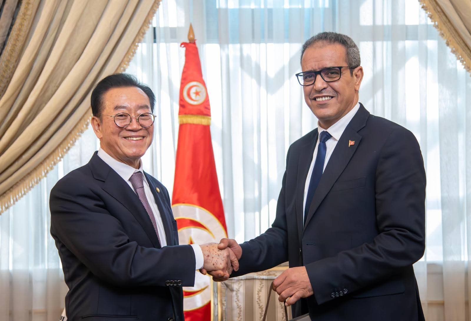 رئيس مجلس الجهات والأقاليم يستقبل رئيس مجموعة الصداقة البرلمانية التونسية الكورية