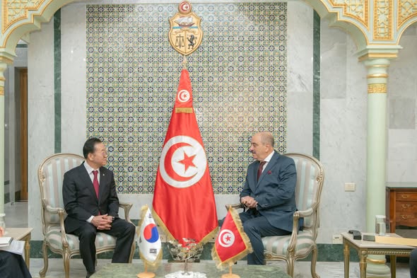 وزير الخارجية يلتقي رئيس مجموعة الصداقة البرلمانية الكورية التونسية