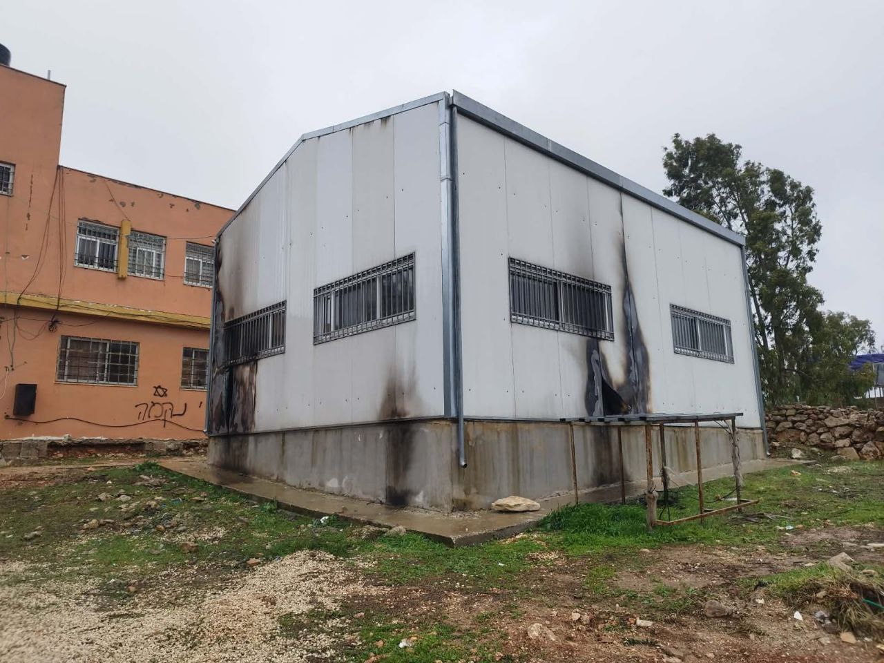 مستوطنون يحرقون غرفة صفية ويخطون شعارات عنصرية في مدرسة جالود جنوب نابلس