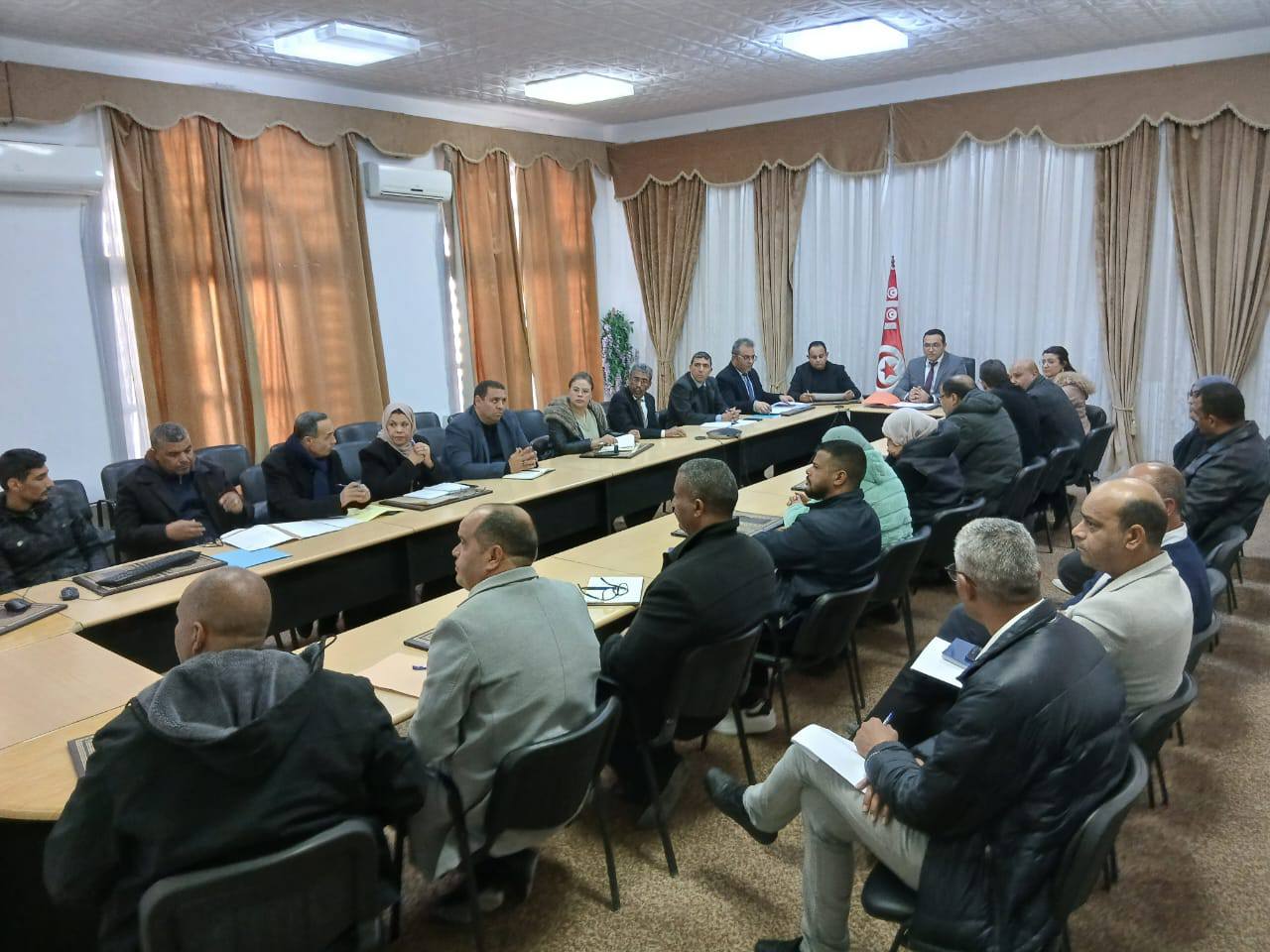 توزر: جلسة عمل لمتابعة تقدّم مشاريع الطرقات والمسالك بالجهة