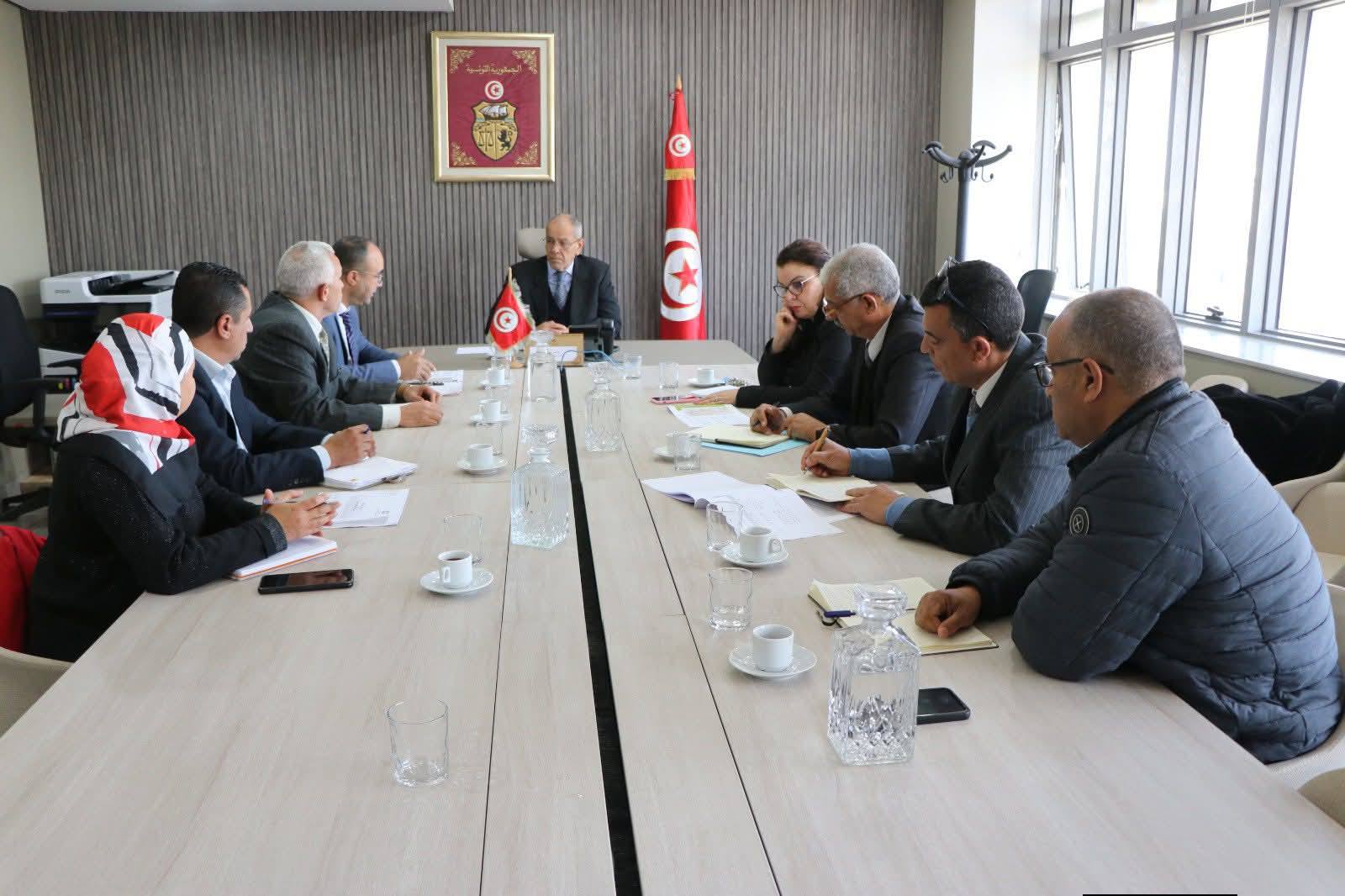 البرنامج الخاص بتشجير الطرقات السيارة