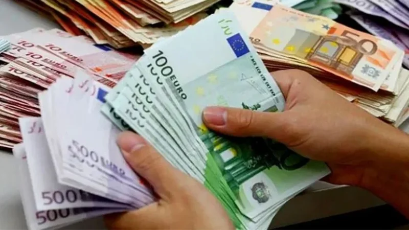 تحويلات التونسيين بالخارج تبلغ أكثر من 8.7 مليار دينار