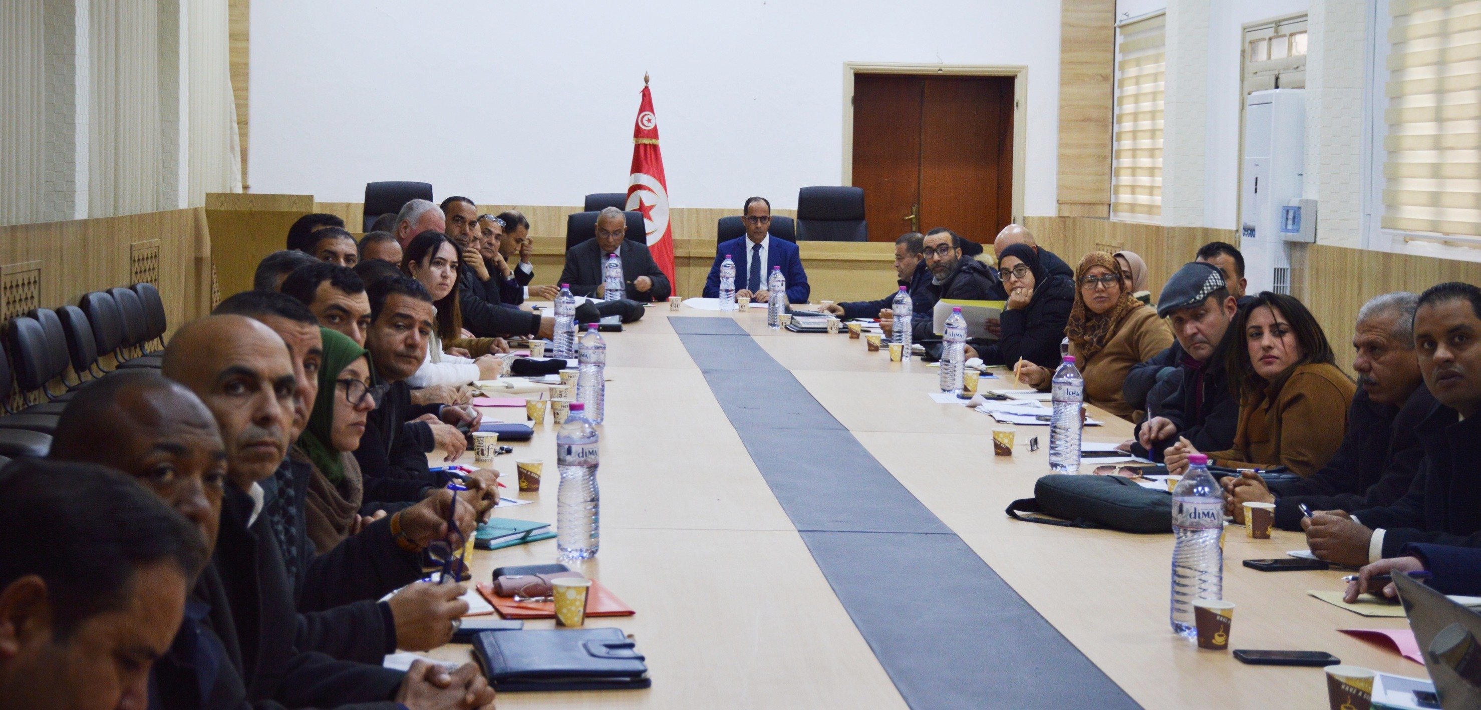   الكاف : جلسة عمل  تنظر في تقدم إنجاز المشاريع المبرمجة والمتواصلة المدرجة ضمن البرنامج الجهوي للتنمية  وبرنامج التنمية المندمجة  