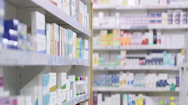 ازمة السيولة المالية لدى الصيدلية المركزية من ابرز اسباب  نقص الادوية الحياتية  في  الصيدليات الخاصة