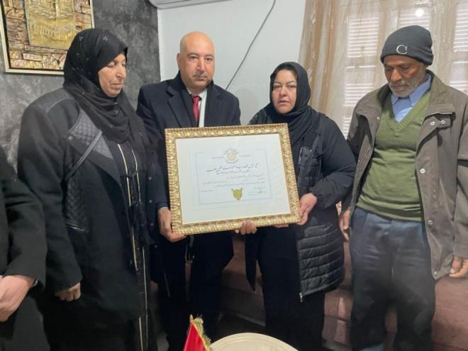 القصرين: تسليم وسام الوفاء والتضحية لعائلة شهيد الواجب مروان القادري بتكليف من رئيس الجمهورية