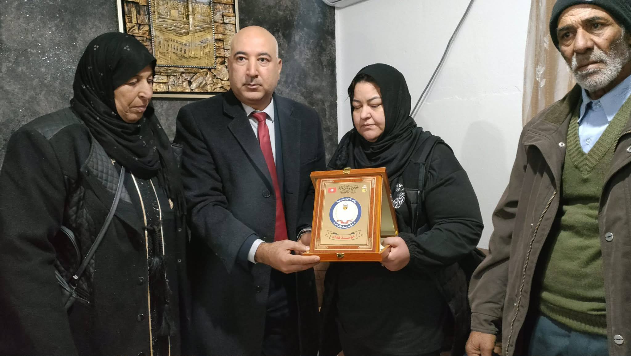 تسليم وسام  الوفاء و التضحية لعائلة شهيد المؤسسة الامنية مروان القادري.