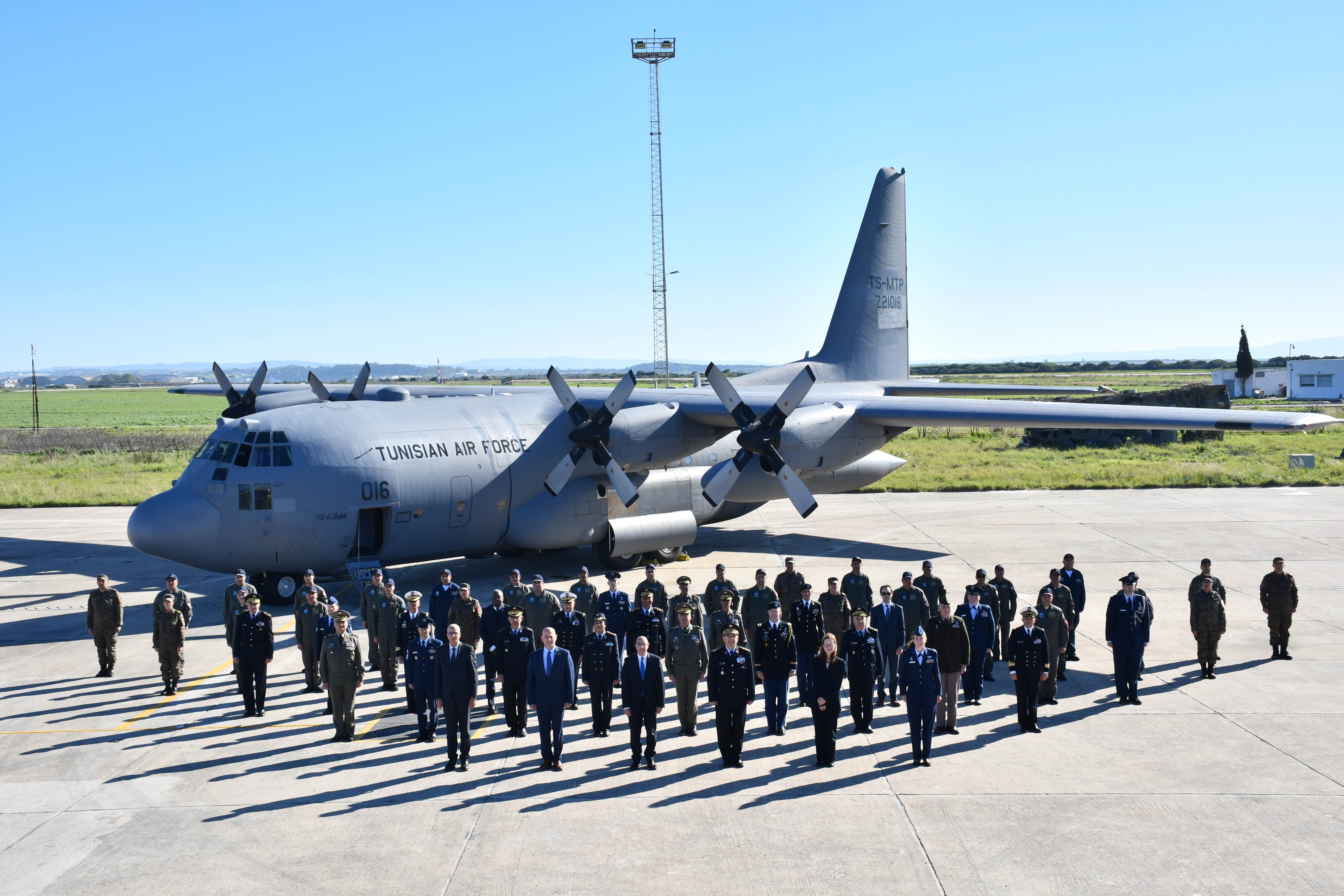 جيش الطيران يتسلم طائرة نقل عسكرية من نوع "C-130" في إطار التعاون العسكري التونسي الأمريكي
