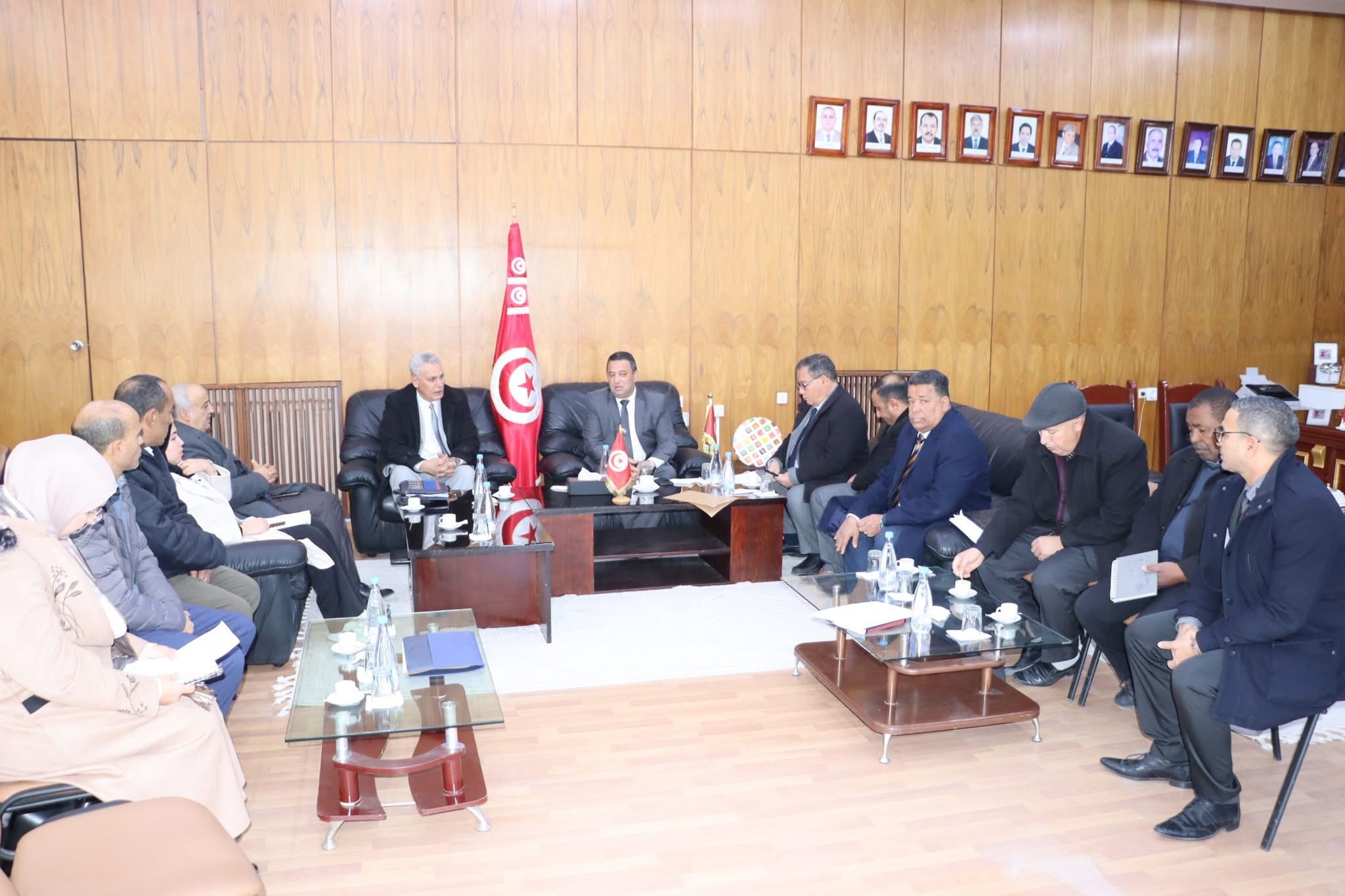 فريق عمل من المندوبية العامة للتنمية الجهوية يعاين  سير تنفيذ مشاريع التنمية المندمجة بولاية مدنين