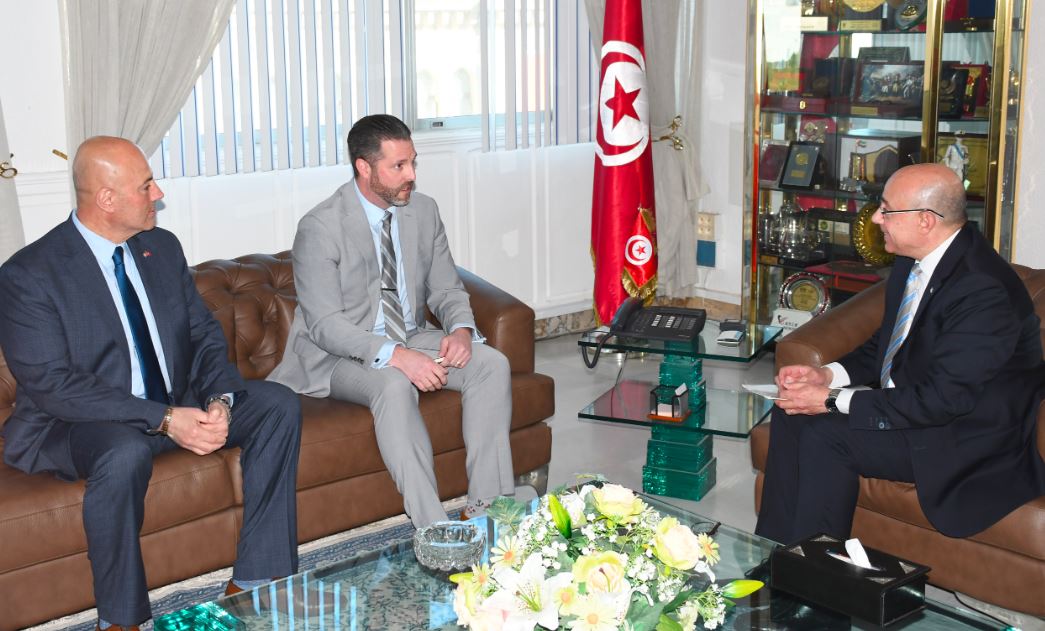  تطوير التعاون العسكري بين تونس وأمريكا محور لقاء وزير الدفاع بنائب مساعد وزير الحرب الأمريكي المكلّف بالشؤون الإفريقيّة 