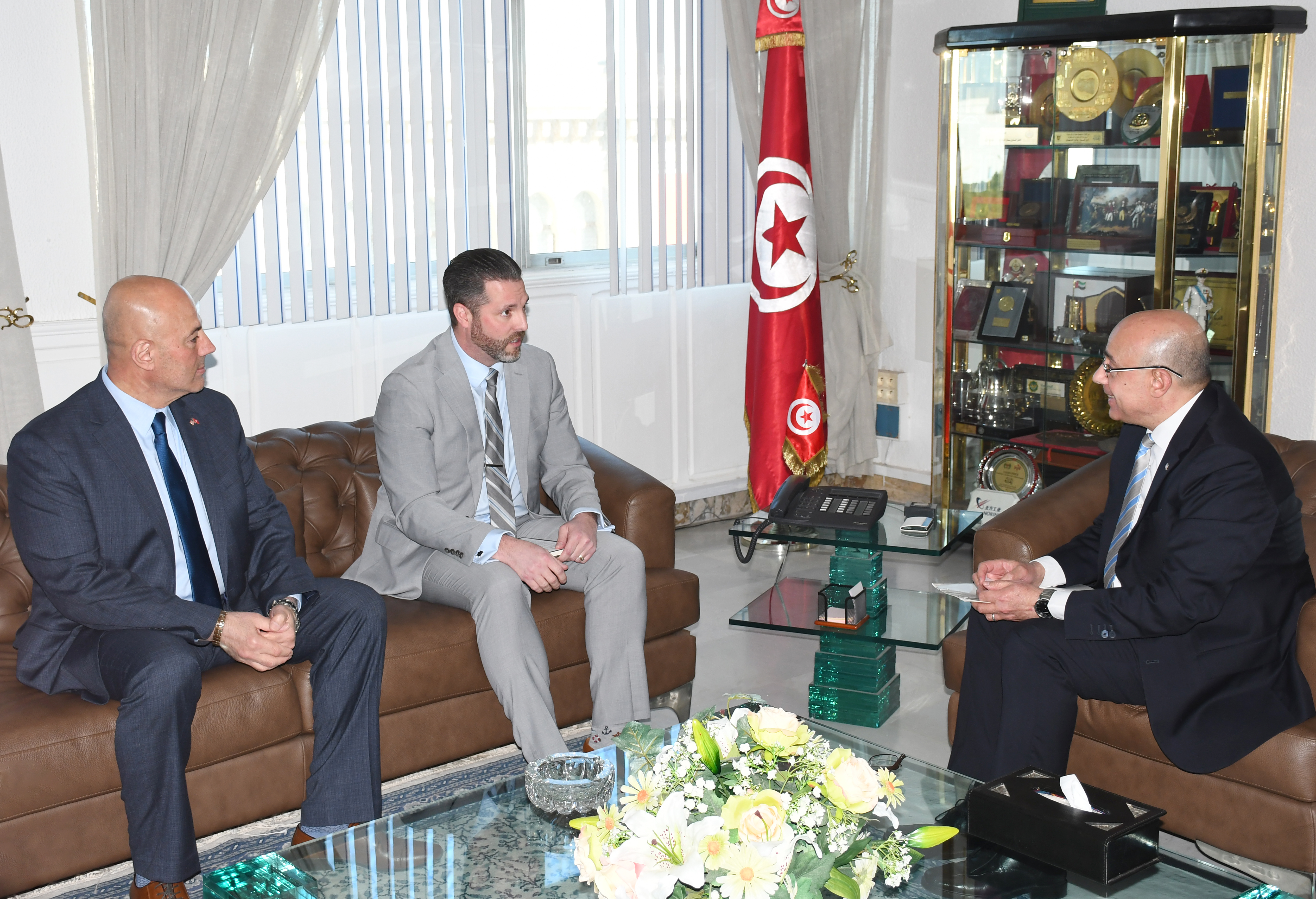 وزير الدفاع الوطني يلتقي نائب مساعد وزير الحرب الأمريكي المكلّف بالشؤون الإفريقيّة