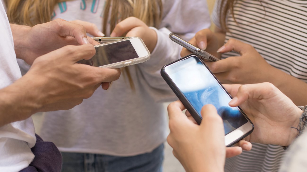 منصات التواصل تضرّ بنفسية المراهقين… والفتيات الأكثر تأثرا
