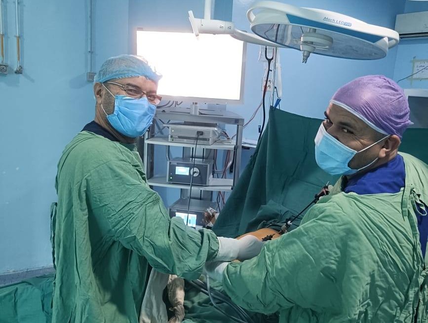 تركيز آلة منظار خاصة بجراحة الجهاز الهضمي بالمستشفى الجامعي بدر الدين العلوي بالقصرين