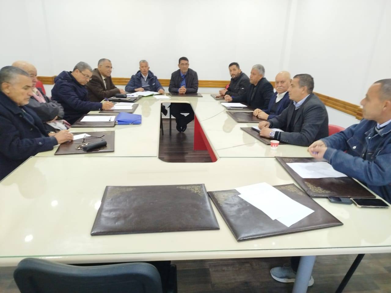 مدنين : جلسة عمل بمقر الولاية تنظر في الصعوبات التي تهم النقل المدرسي والجامعي والحلول التي وضعتها وزارة الإشراف والشركة الجهوية للنقل