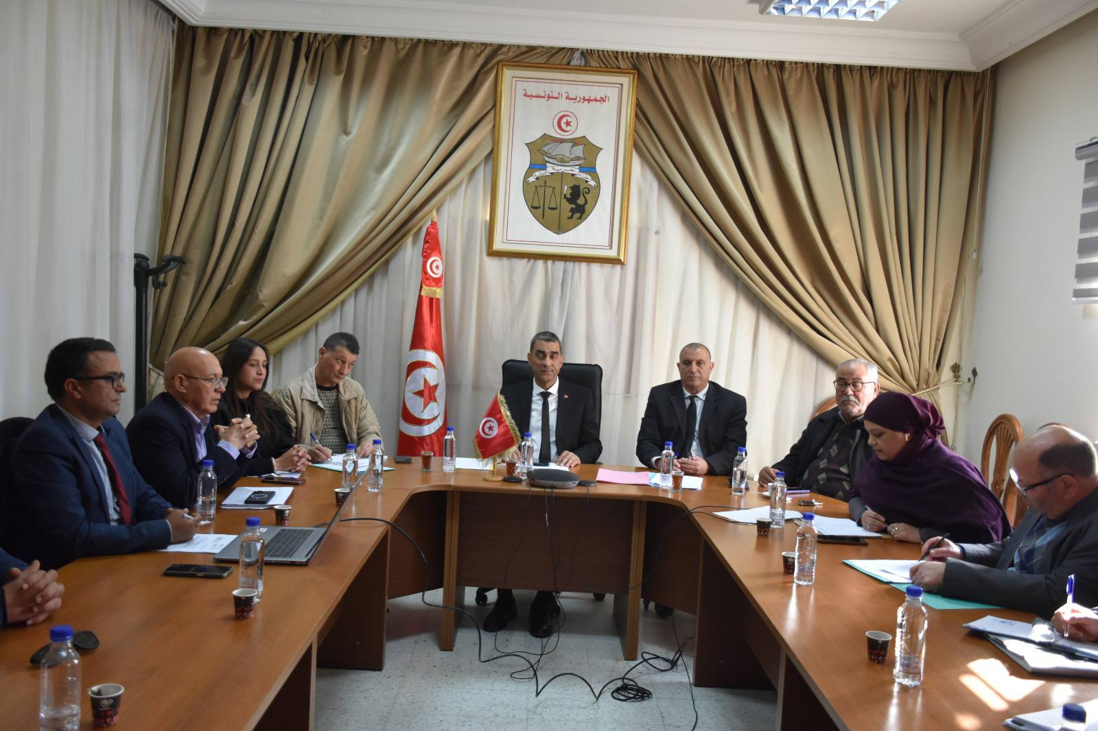 جلسة عمل لمتابعة مشاريع بلدية بوفيشة. 