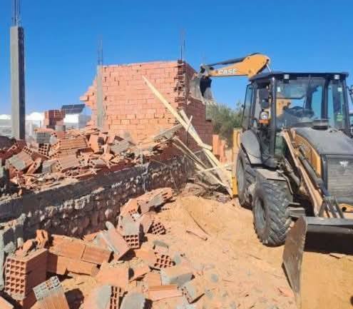 مدنين: بلدية جرجيس تنفذ قرار هدم بناية