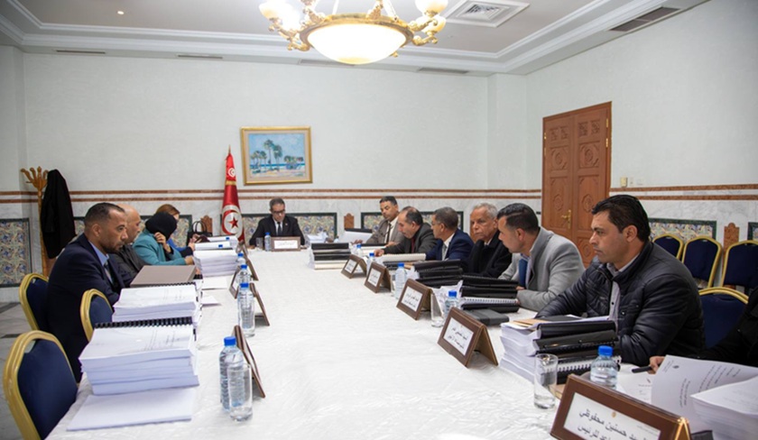 Le Conseil national des régions et des districts examine des projets de concessions photovoltaïques