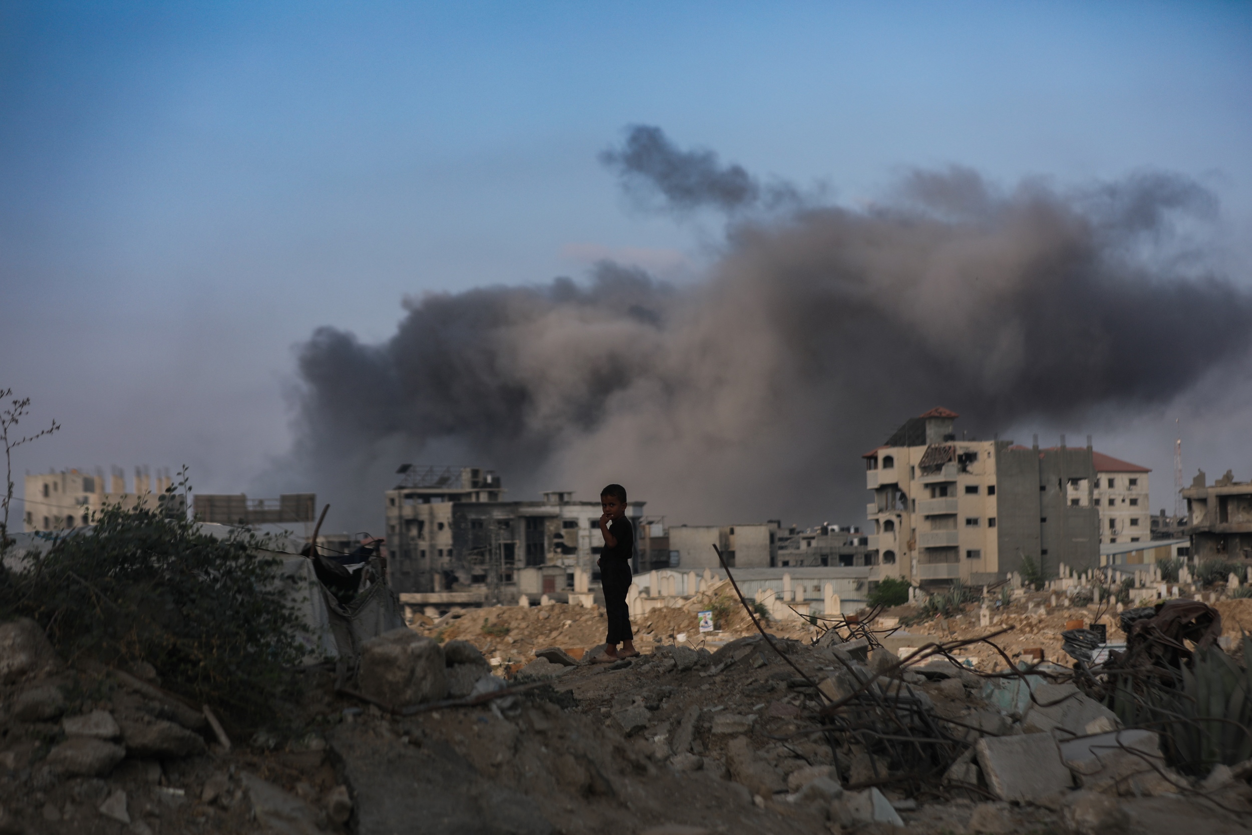 استشهاد 3 فلسطينيين في قصف صهيوني وسط وشمال قطاع غزة