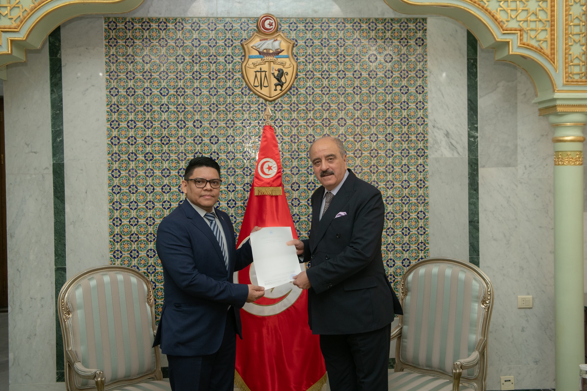 وزير الخارجية يتسلّم أوراق  اعتماده سفير نيكارغوا لدى تونس مع الإقامة بالجزائر