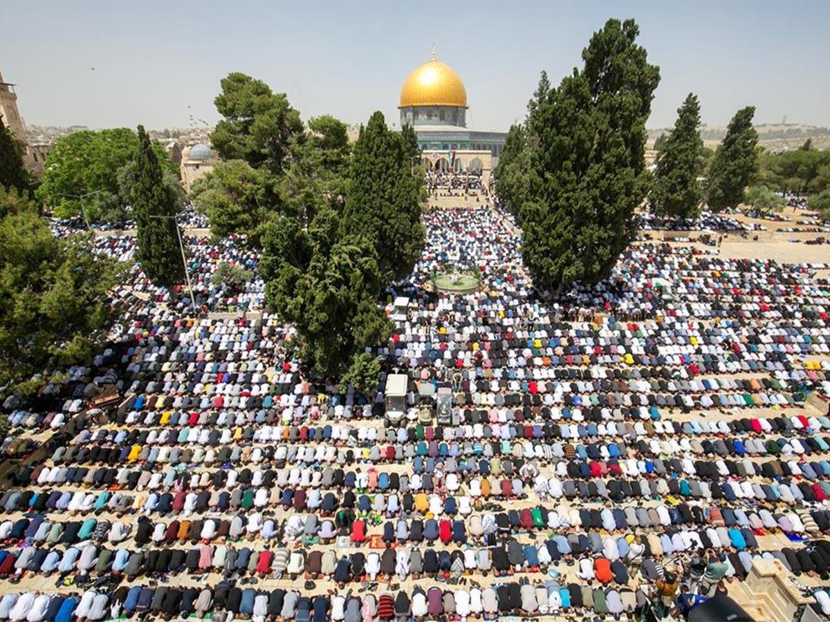 المسجد الأقصى: ٱلاف  الفلسطينيين يؤدون صلاة الجمعة 