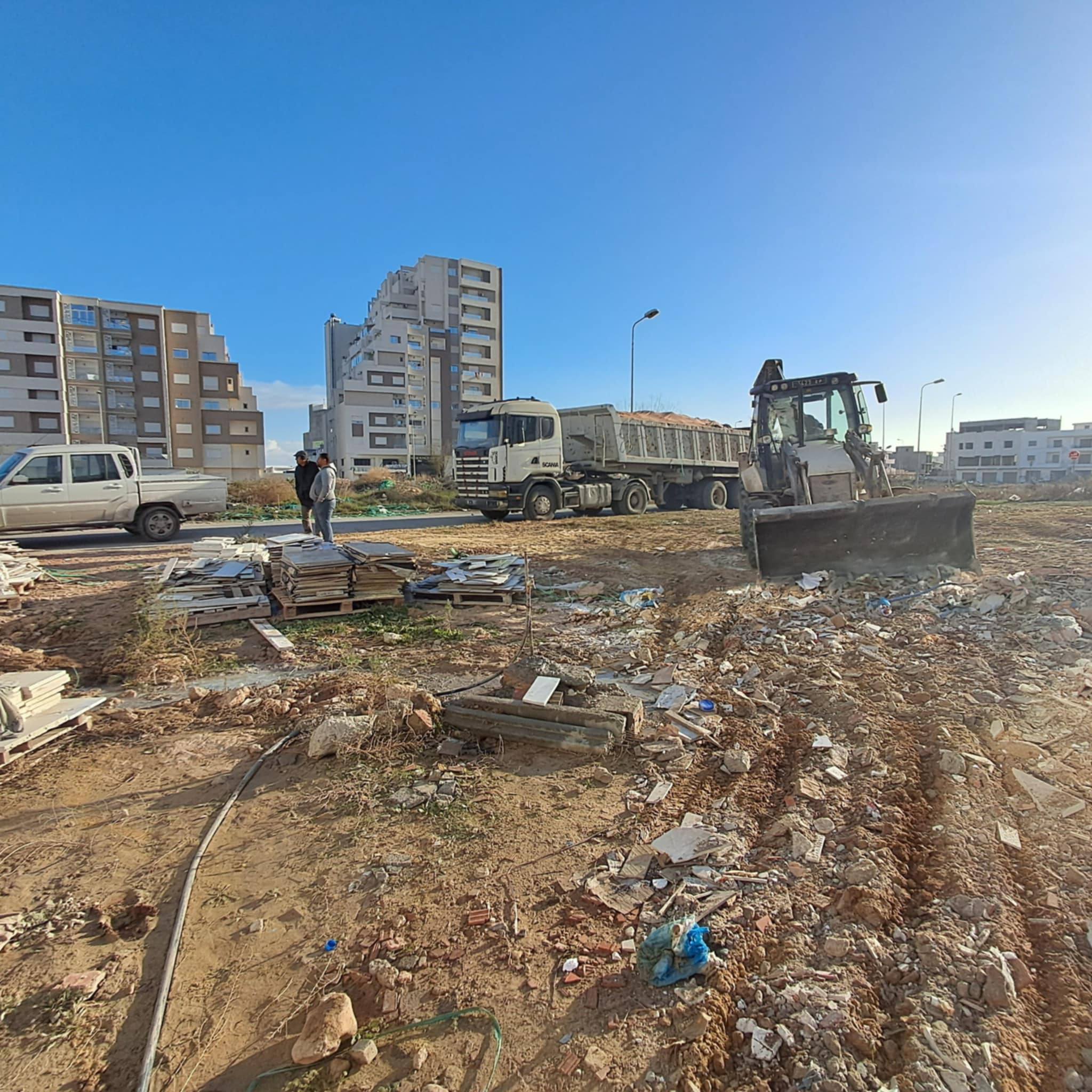 على اثر التنبيه عليه،باعث عقاري يتولى رفع فضلات أشغاله