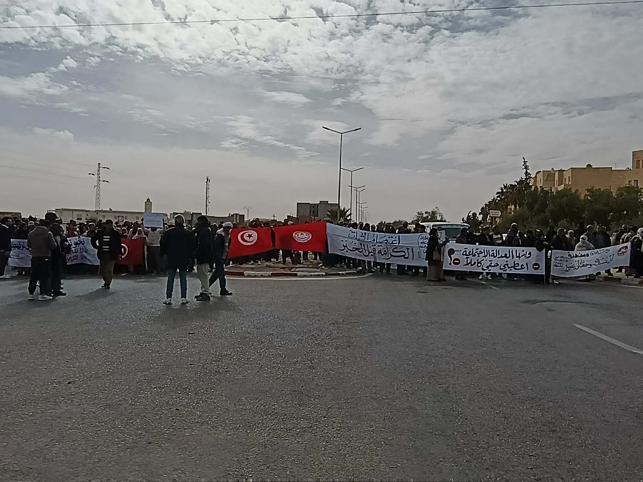 تطاوين : عدد من أعوان شركة البيئة والغراسات والبستنة واطاراتها يحتجون قبالة مقر الولاية على خلفية مطالب مهنية