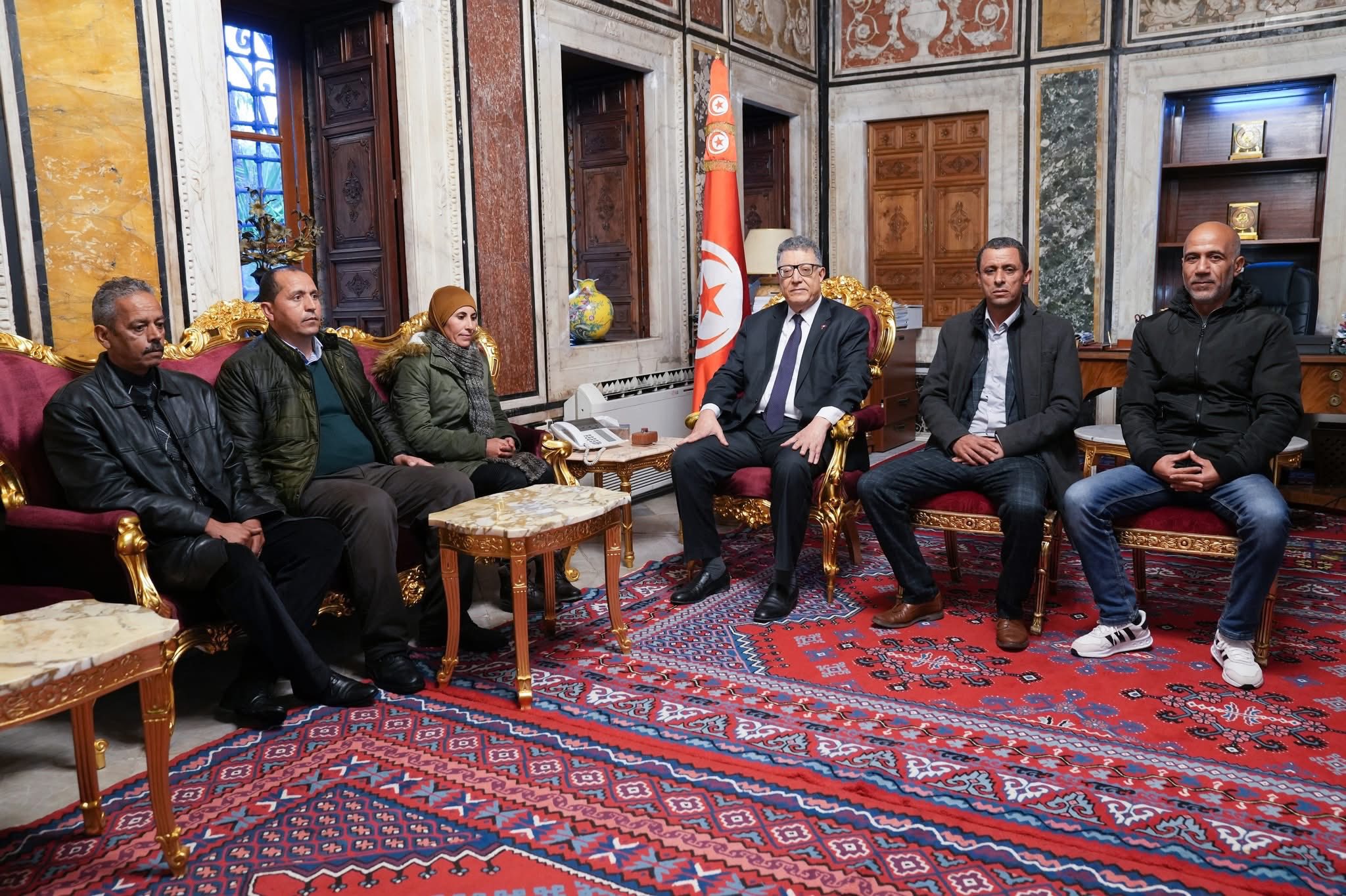 رئيس مجلس نواب الشعب يتحادث مع ممثّلين عن عدد من الموظفين الذين يشغلون وظائف لا تتماشى مع شهائدهم العلمية
