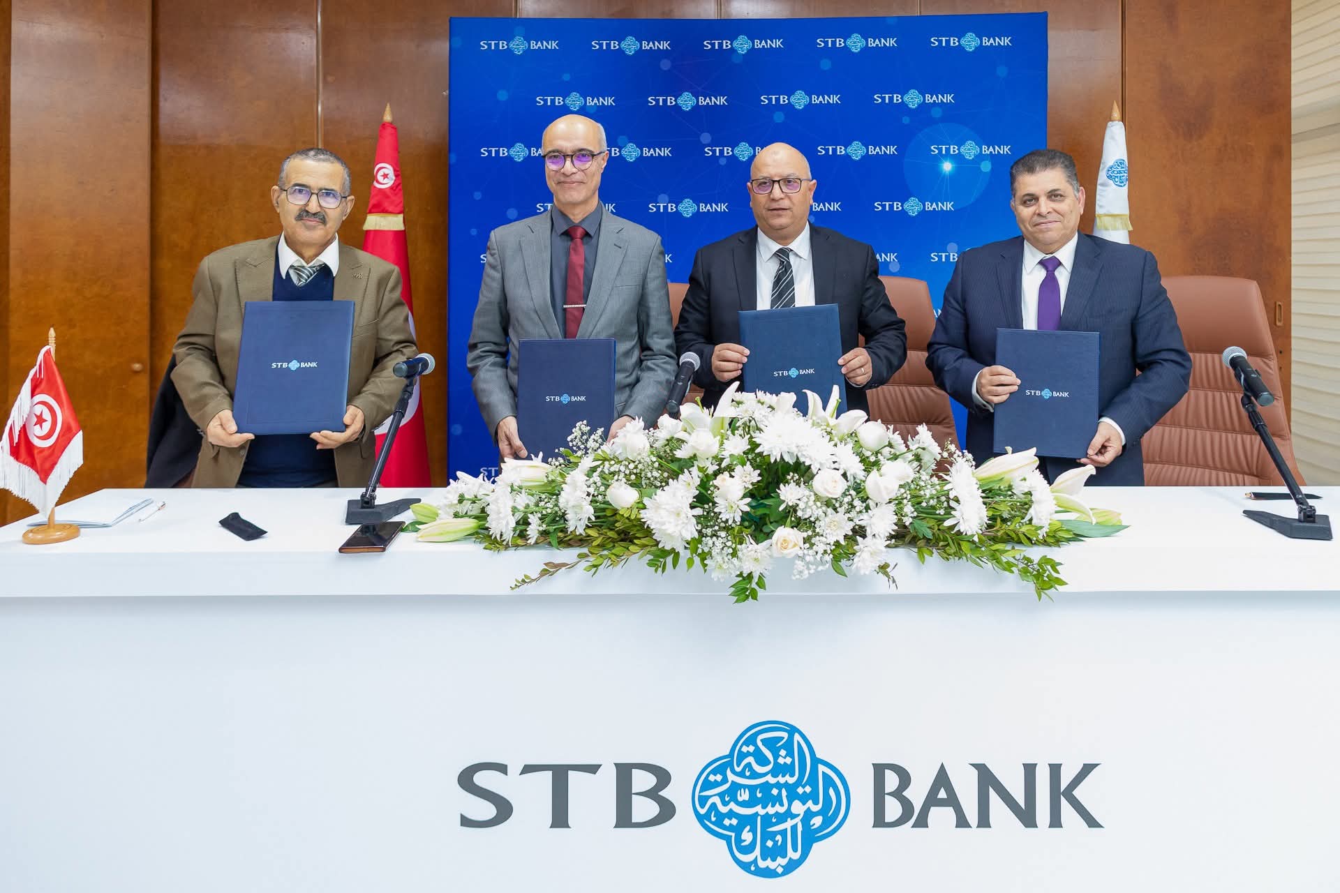 جامعة تونس المنار تمضي اتفاقية تعاون في مجال البحث العلمي التطبيقي مع الشركة التونسية للبنك